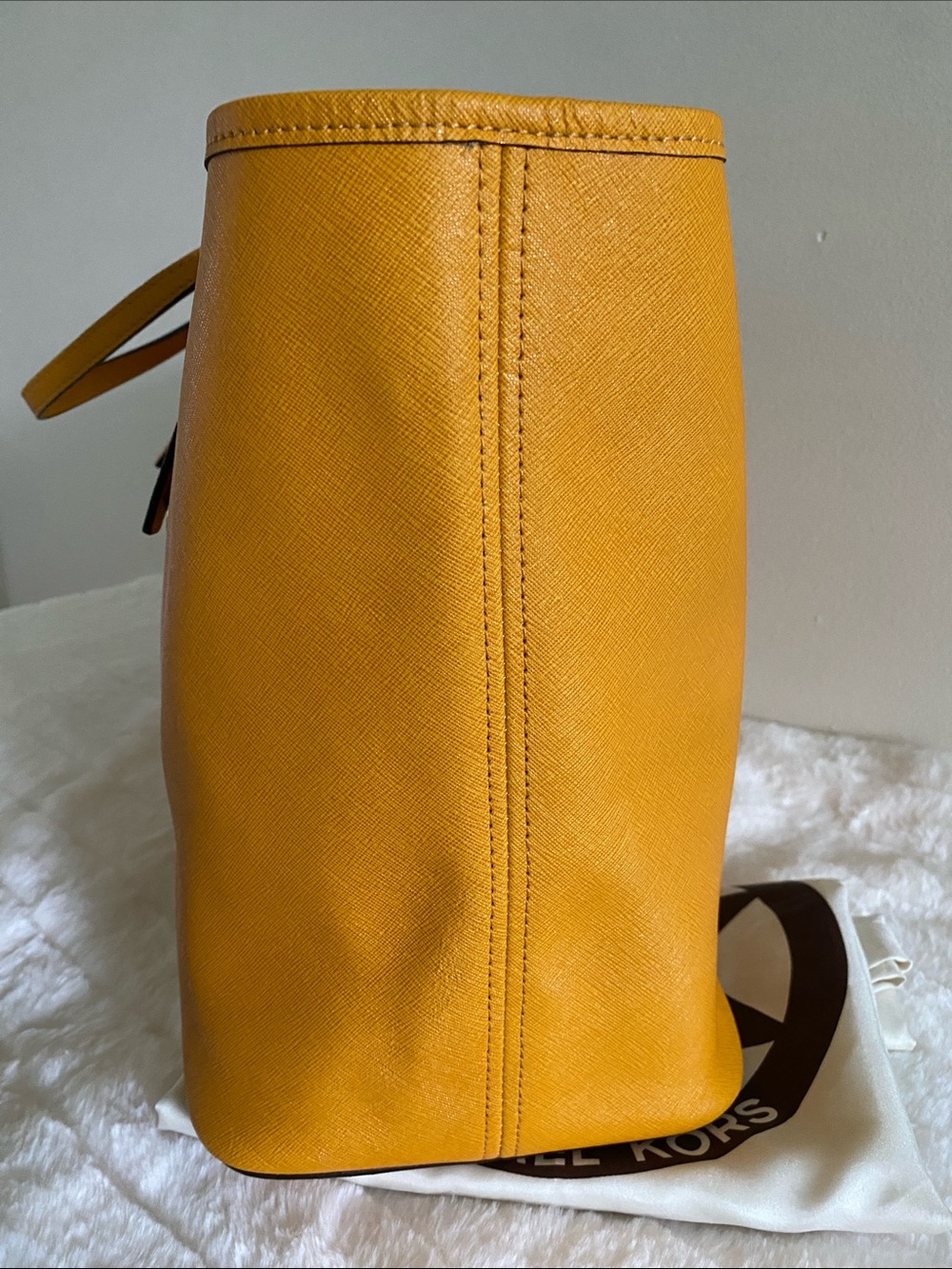 MICHAEL Michael Kors Jet Set Travel Medium Tote in Marigold - Picture 3 of 17